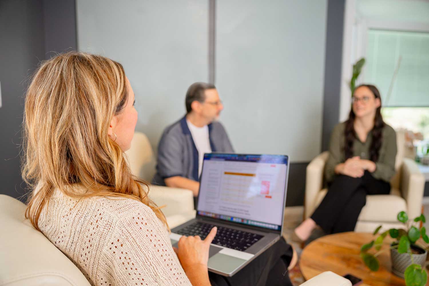 4O6A0784 accountant with clients on computer
